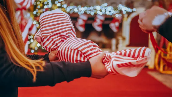 Közelkép a női kéz, hogy egy nagy karácsonyi dekoráció a — Stock Fotó
