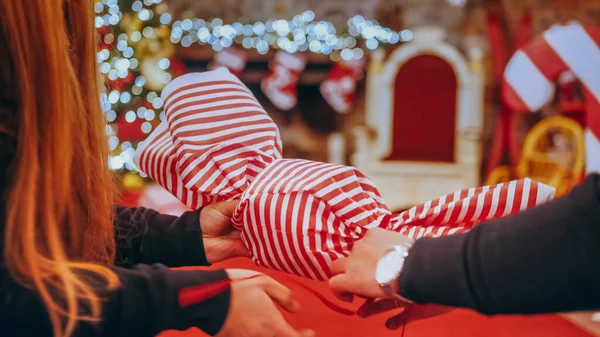 Lähikuva naisten kädet tehdä iso joulu koristelu th — kuvapankkivalokuva