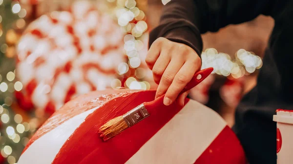 Közelről női kéz ecsettel, lány festékek karácsony vagy Ne — Stock Fotó