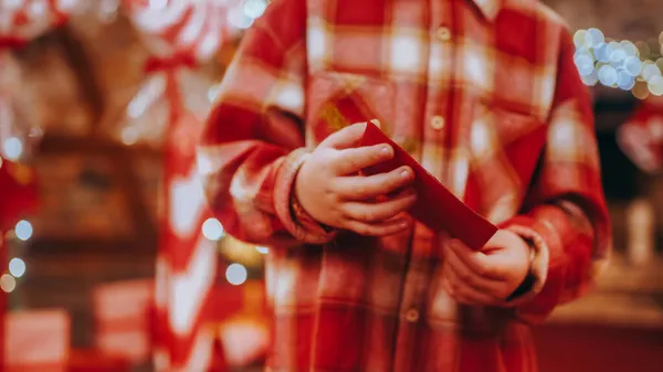 Tunnistamaton lapsi, jolla on koristeltu kirje joulupukille. — kuvapankkivalokuva