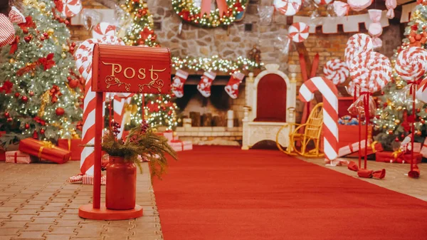 Julenisseverksted, innpakkede gaver presanger esker på ferierev – stockfoto