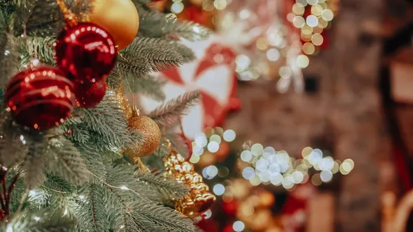 Joulukoristeet lomalla tree.Many värikkäitä palloja ga — kuvapankkivalokuva