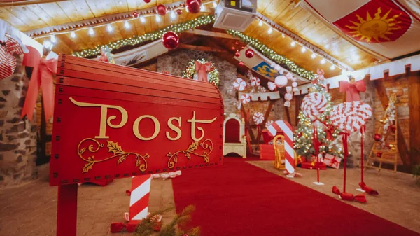 Lähikuva Punainen postilaatikko kirjeitä Lappiin joulupukille. Kromi — kuvapankkivalokuva