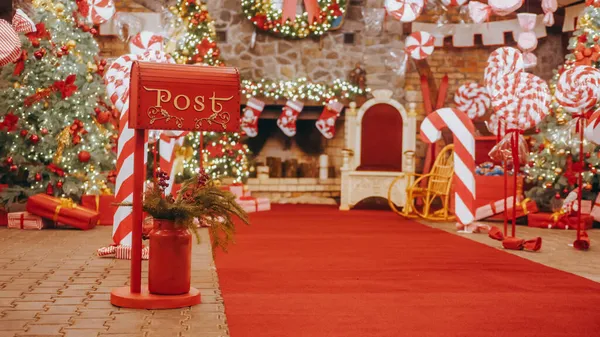 การประชุมเชิงปฏิบัติการซานตาคลอส ของขวัญห่อ กล่องของขวัญในวันหยุด รูปภาพสต็อก