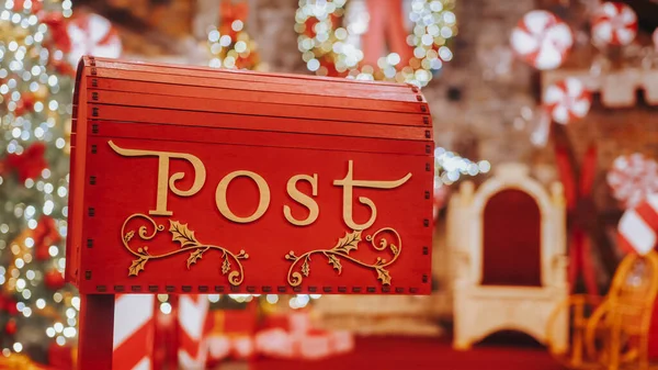 Closeup Rode brievenbus voor brieven aan Lapland aan de Kerstman. Chri Stockfoto