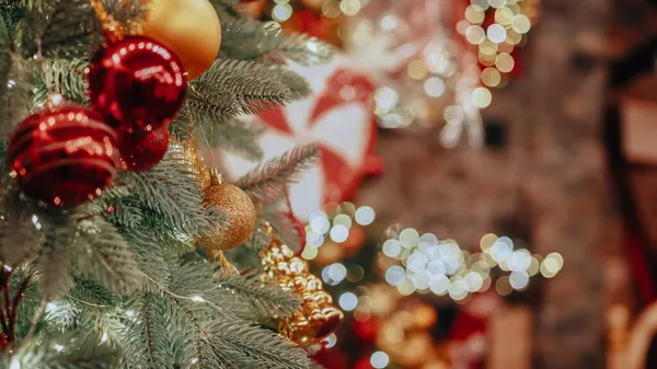 Weihnachtsschmuck auf dem Weihnachtsbaum.Viele bunte Kugeln lizenzfreie Stockbilder