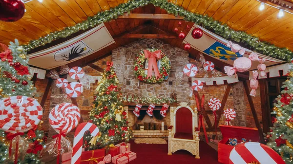 Scaun roșu de lux Tronul lui Moș Crăciun înconjurat de mai multe gi Imagini stoc fără drepturi de autor