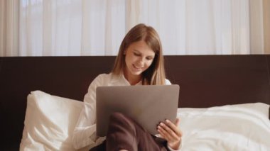 Düşünceli düşünceli bir kadın dizüstü bilgisayarda çalışıyor ev ofisinde düşünme problemi yaşıyor, ciddi bir kadın ilham arıyor fikir yoksunluğu çekiyor, görüşü kapatıyor.