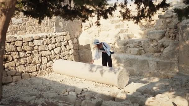 Arqueólogo feminino examinando colunas antigas — Vídeo de Stock