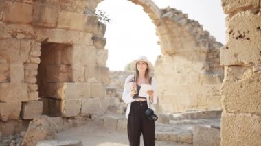 Eski tapınakları keşfeden çalışma aletleri olan bir arkeolog.