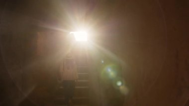 Eski tapınağın merdivenlerinde yürüyen bir arkeolog.