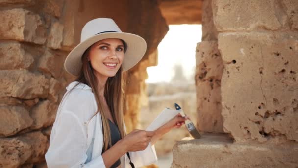 Mulher usando mapa e pincel durante a expedição arqueológica — Vídeo de Stock