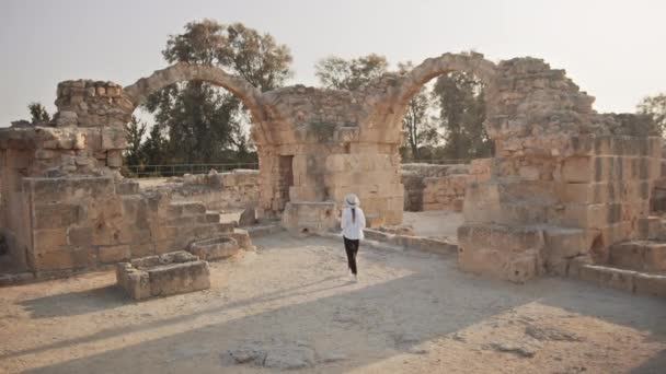 Жінка відкриває стародавній храм з картою в руках — стокове відео