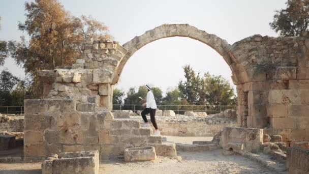 Arqueólogo examinando antiguos edificios históricos al aire libre — Vídeos de Stock