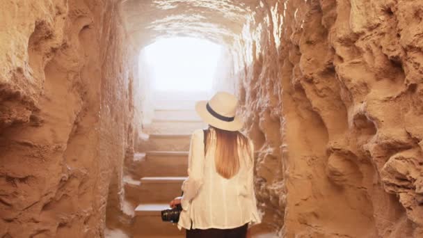 Mulher com câmera fotográfica examinando ruínas do antigo templo — Vídeo de Stock