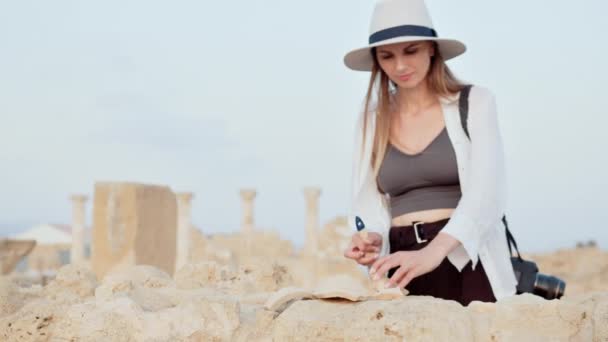 Жінка досліджує стародавній зруйнований храм — стокове відео