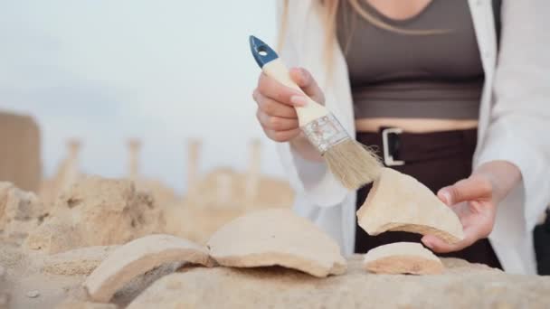 Mujer haciendo excavación arqueológica de templo antiguo — Vídeos de Stock