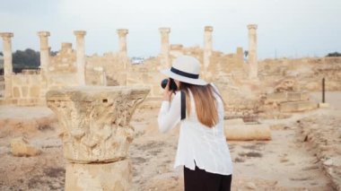 Mahvolmuş tapınağın dijital kamerasında fotoğraf çeken kadın.