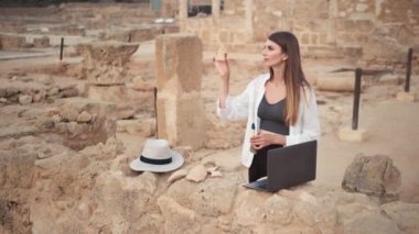 Arkeolojik araştırmalar sırasında dizüstü bilgisayar kullanan bilim adamı