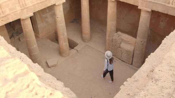 Arkeolog elinde fotoğraf makinesiyle tapınağın içinde yürüyor. — Stok video