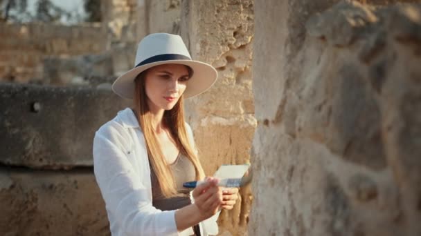Жінка археолог копає руїни стародавнього храму — стокове відео