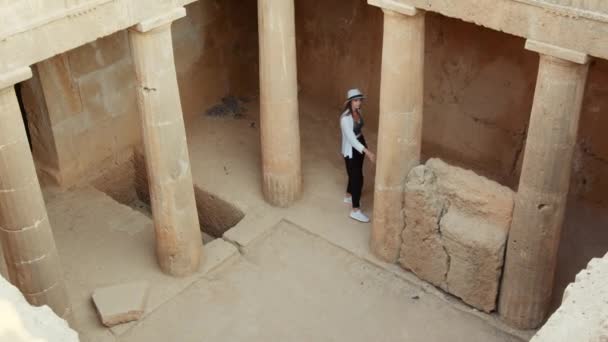Жінка ходить на руїнах стародавнього храму — стокове відео