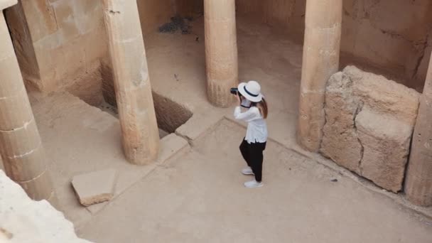 Жінка археолог фотографує стародавні будівлі — стокове відео