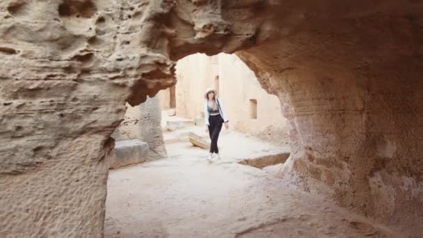 Кавказская женщина ходит среди древних руин храма — стоковое видео