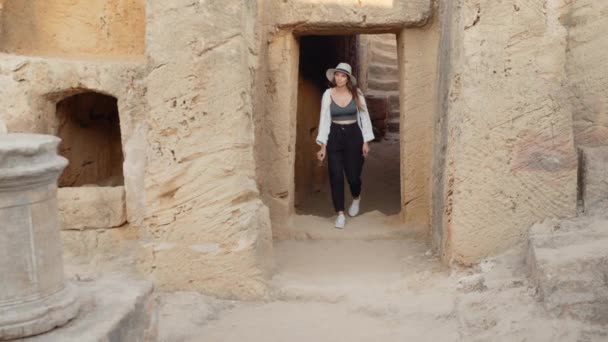 Женщина-археолог изучает древний храм — стоковое видео