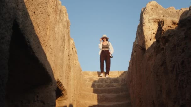 Mulher descendo escadas do templo antigo — Vídeo de Stock