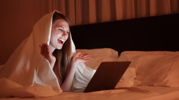 Frau telefoniert abends mit Laptop — Stockvideo