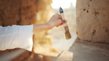 Kadın piyanistlerin iki eli piyanoyu açar ve yavaş çekimde klasik müzik çalmaya başlar. Piyano tuşları koyu renklerle kapanır. Sahne sisle doludur.