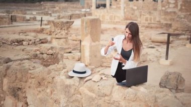 Arkeolojik Kazı Alanı Disiplini: Araştırma Yapan Güzel Kadın Arkeolog, Laptop Kullanımı, Kullanılmayan Antik Uygarlık Kültür Eserleri Analizi. Büyük Kazı Tarihi Bölgesi