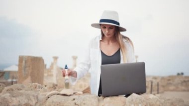 Arkeolojik Kazı Alanı Keşfi: Güzel Kadın Arkeolog Araştırma Yapıyor, Laptop Kullanıyor, Antik Uygarlık Kültür Eserlerini Analiz Ediyor. Büyük Kazı Tarihi Bölgesi