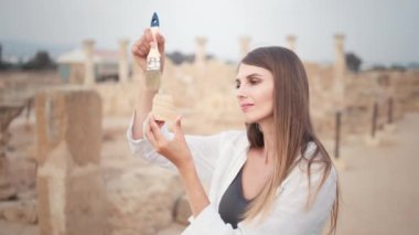 Arkeolojik Kazı. Alet Fırça Temizleme ile Arkeolog 'un eli. Arkeolojik Kazı Alanı: Büyük Kadın Arkeolog Kazı Alanı Üzerinde Çalışıyor, Kültürel Eserleri Fırça ile Temizliyor