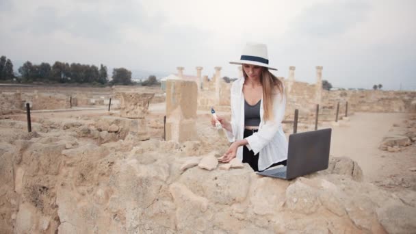 Archeologische Digging Site Discivery: Mooie vrouwelijke archeoloog doet onderzoek, met behulp van laptop, het analyseren van Unearthed Ancient Civilization Culture Artifacts. Grote historicus op opgraving site — Stockvideo