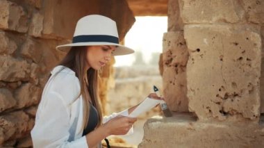 Arkeolojik Kazı Alanı: Büyük Kadın Arkeolog Kazı Alanı Üzerinde Çalışıyor, Kültürel Eserleri Fırça ve Aletlerle Temizliyor. Antik Medeniyet Tapınağı 'nın Keşfi, Mimarlık, Fosil Kalıntıları