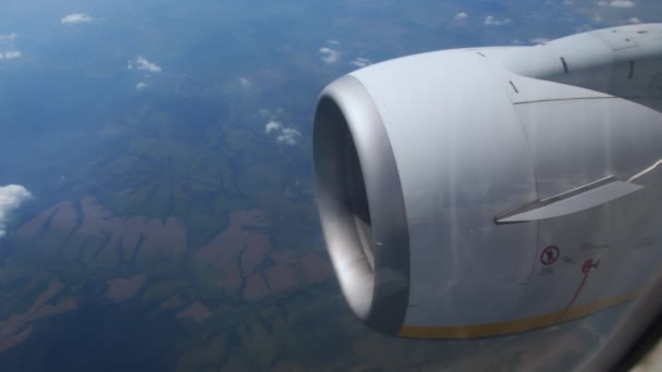 Las nubes flotan a través del cielo a gran altitud. Vuelo sobre tierra. Viajar a países lejanos. Vista de la turbina de la aeronave y el apagado en la pista. avión en vuelo, vista desde la ventana del avión. — Vídeos de Stock