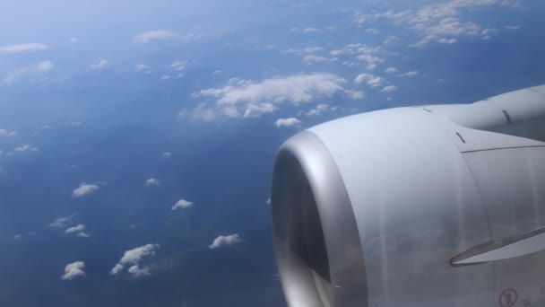 Moln flyter över himlen på hög höjd. Res till avlägsna länder. Utsikt över luftfartygets turbin. flygplan under flygning, vy från flygplansfönstret, största passagerarflygplan i världen — Stockvideo