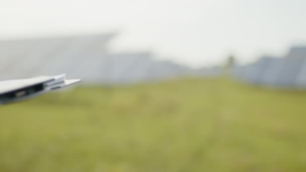 Close up de técnico e empresário apertando as mãos ao ar livre. Homens multirraciais que têm lidar com painéis solares no fundo. Conceito de energia verde e ecologia. Técnico e empresário apertando as mãos — Vídeo de Stock