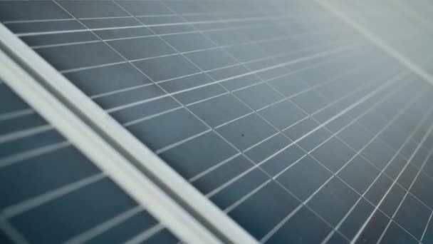 Das Solarmodul ist rotiert. Monokristalline Solarbatterie. Der Silizium-Wafer dreht sich. Solarenergie. Nahaufnahme. Oberfläche der Silizium-Wabensolarzelle. Grüne Energie. Erneuerbare Sonnenenergie. — Stockvideo