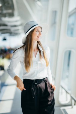 Heyecanlı genç bayan turist görüntüsü.