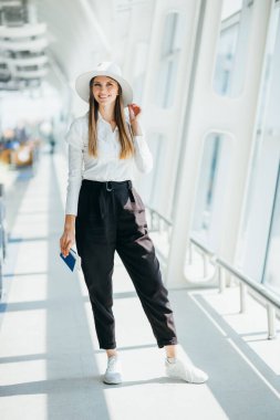 Havaalanındaki güzel bayan yolcu sığ DOF renk görüntüsü 