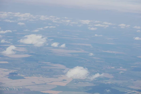 海の上を飛ぶ飛行機の翼。飛行機の窓からの眺め。観光事業者に適用される写真. — ストック写真