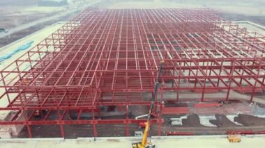 İnşaat alanı metal yapı çatı kirişleri geliştirildi. Metal yapı, bitmemiş endüstriyel salonun çelik iskeleti. Demir kirişlerden ve destek kirişlerinden oluşan yapı