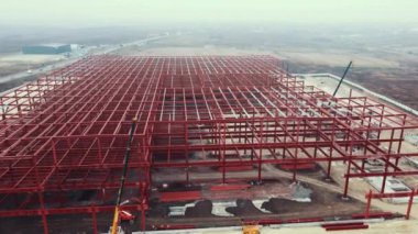 İnşaat endüstrisi demir kiriş depolama iskeleti şantiyesi. Metal yapıdan yapılmış. Işık göstergeli çelik çerçeveli sanayi binası. Modern hangar veya fabrika çerçevesi