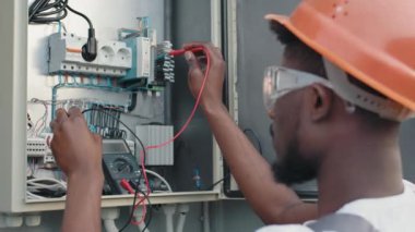 Elektrik ölçümlerinin çalıştırılması güç dönüştürücüsünde işe yarar. Elektrik Sistemleri Güç Dağıtım Kabinesi. Elektrik Mühendisi Testi Voltaj Akım Elektrik Hattını Ölçüyor.