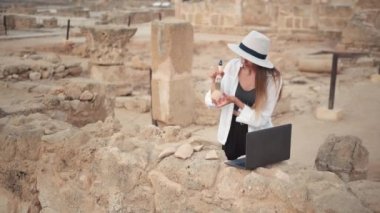 Arkeolojik Kazı Alanı Disiplini: Araştırma Yapan Güzel Kadın Arkeolog, Laptop Kullanımı, Kullanılmayan Antik Uygarlık Kültür Eserleri Analizi. Büyük Kazı Tarihi Bölgesi