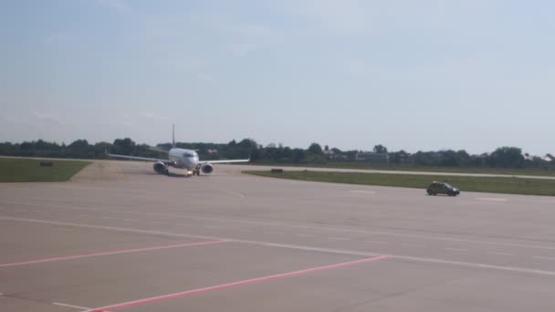 Aeroporto de Lviv Ucrânia - Julho 14 2021: avião girar decolagem — Vídeo de Stock