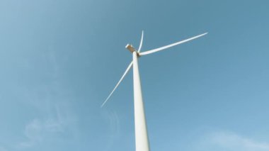 Elektrik enerjisi üretimi ve temiz enerji kavramı. Bıçaklı büyük rüzgar türbinleri. Temiz Yenilenebilir Enerji. Rüzgar türbinleri temiz yenilenebilir enerji üretiyor. Yenilenebilir enerji üretimi